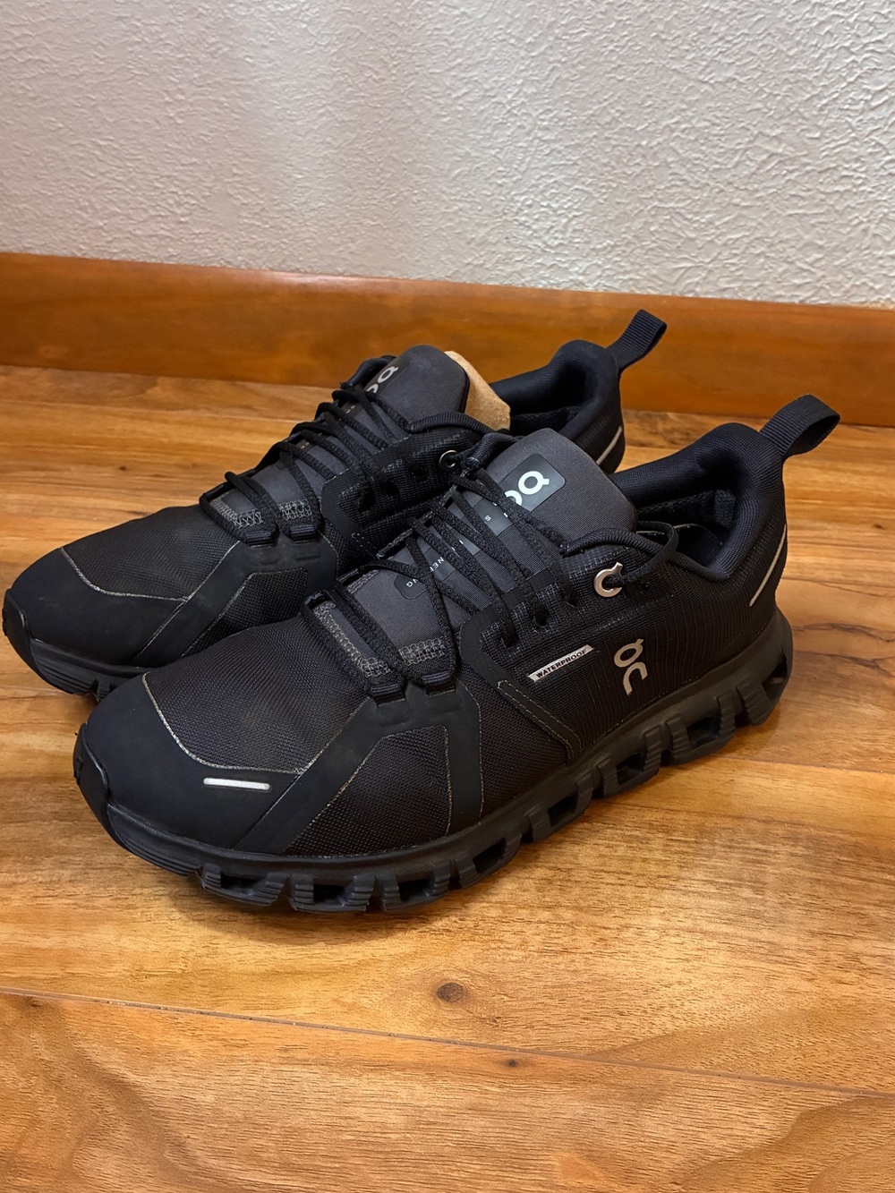 On Cloud 6 Women’s Waterproof Athletic Running Sneaker Shoes, black - size 8